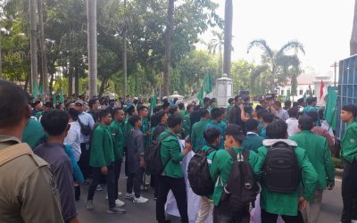 Massa Al Washliyah Kepung Kantor Bupati Deli Serdang, Senior HIMMAH Berbaur Dengan Pendemo